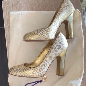 Tory Burch Gold signature logo pumps